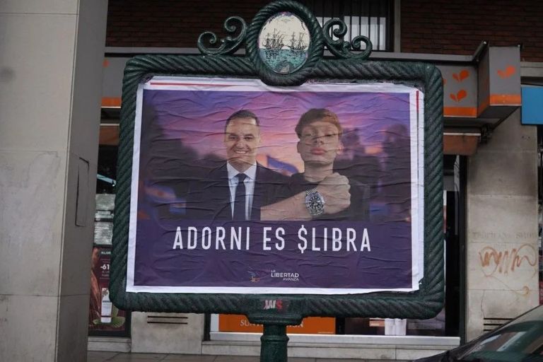 Elecciones 2025: empapelaron CABA con afiches que vinculan a Adorni con la estafa del Criptogate $LIBRA