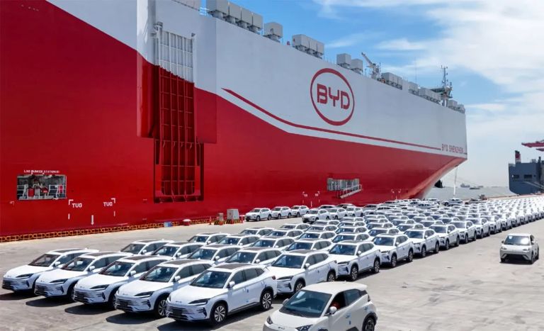Brasil: atención Elon Musk, un descomunal barco cargado de autos eléctricos chinos viene por Tesla