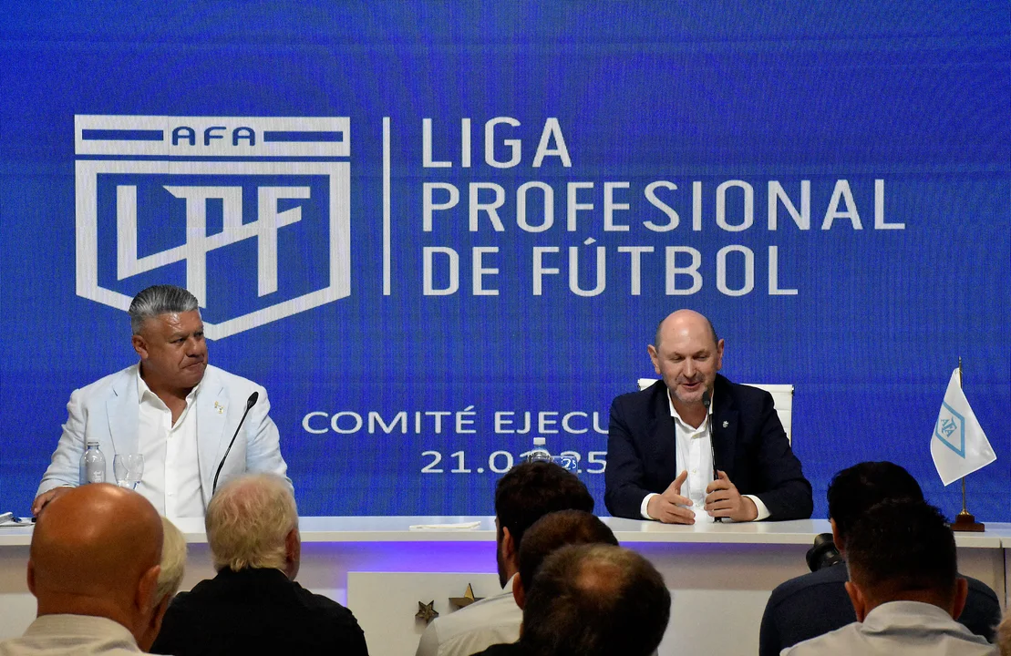 Fútbol: AFA limpia las amarillas acumuladas en la fase regular para los octavos de final del Torneo Apertura 2025