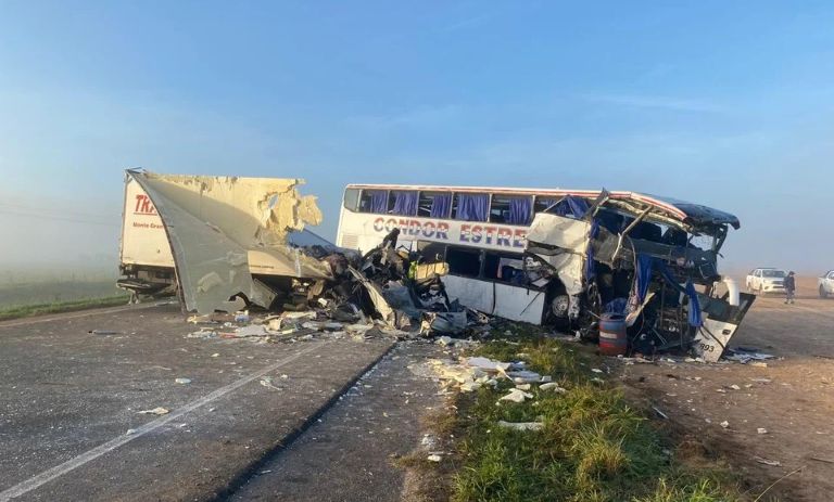 Buenos Aires: choque frontal entre un micro y un camión en Ruta 3 dejó al menos cuatro muertos