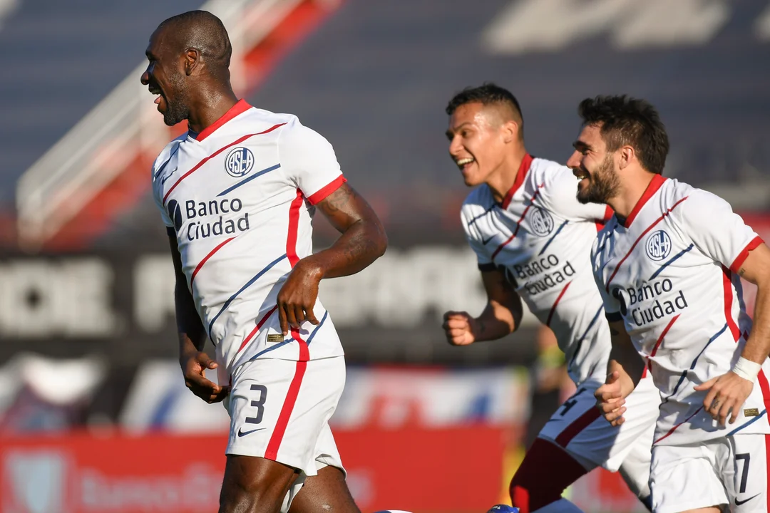 Fútbol: otra inhibición para San Lorenzo, Cristian Zapata volvió a demandar al club ante FIFA