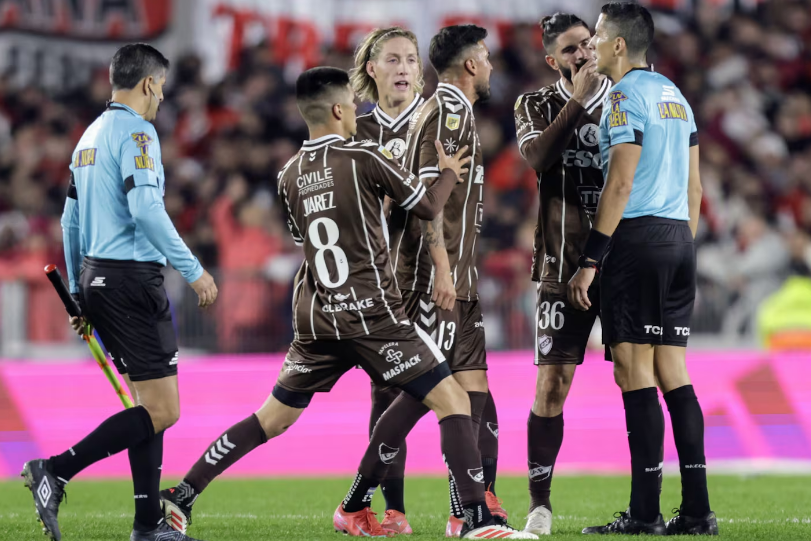 Trascendió el polémico comentario del árbitro Falcón Pérez a un jugador de Platense en los penales ante River