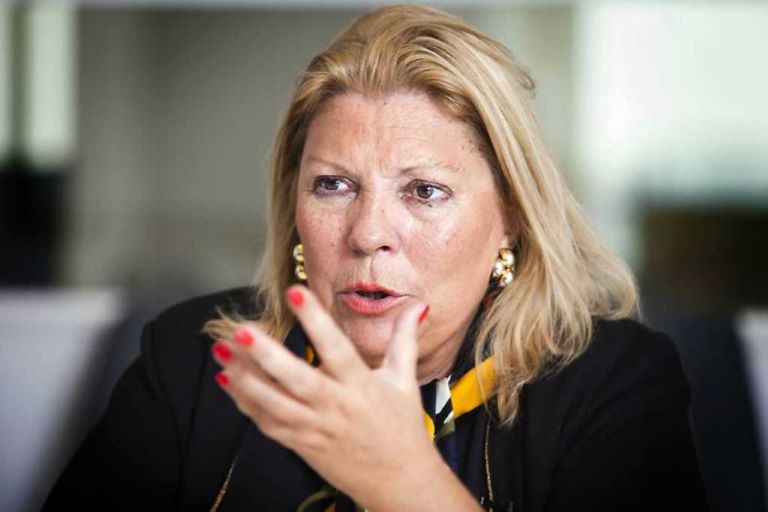 “Vas a terminar preso”, el mensaje de Elisa Carrió a Luis Caputo por la crisis en el Garrahan