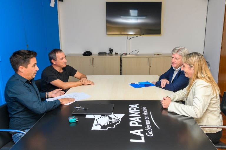 El gobernador Ziliotto firmó el contrato para la refacción del Colegio Secundario de Colonia Barón