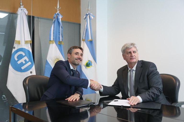 El gobernador Ziliotto firmó convenios para Formación de Docentes y Agentes de la Administración Pública