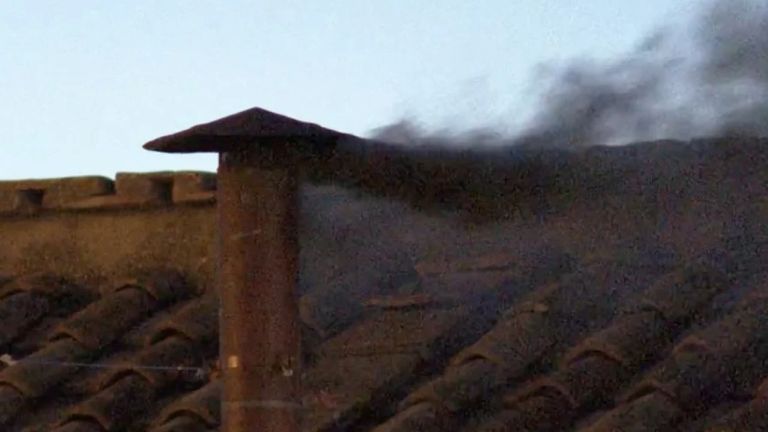 Vaticano: “Fumata negra”, no hay Papa tras la primera votación del cónclave