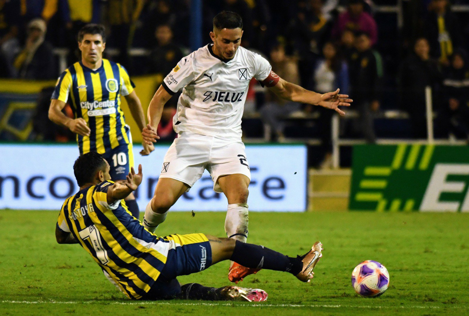 Fútbol: Rosario Central e Independiente se enfrentan por el liderazgo de la Zona B