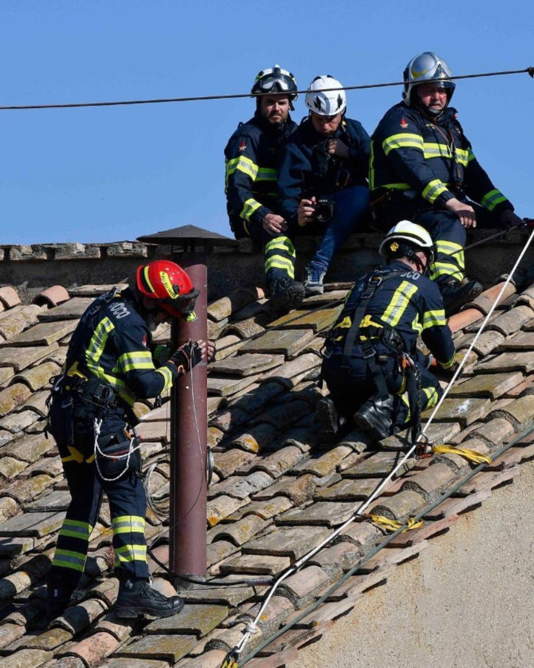 El Vaticano inició el proceso de instalación de la chimenea que anunciará el sucesor del Papa Francisco
