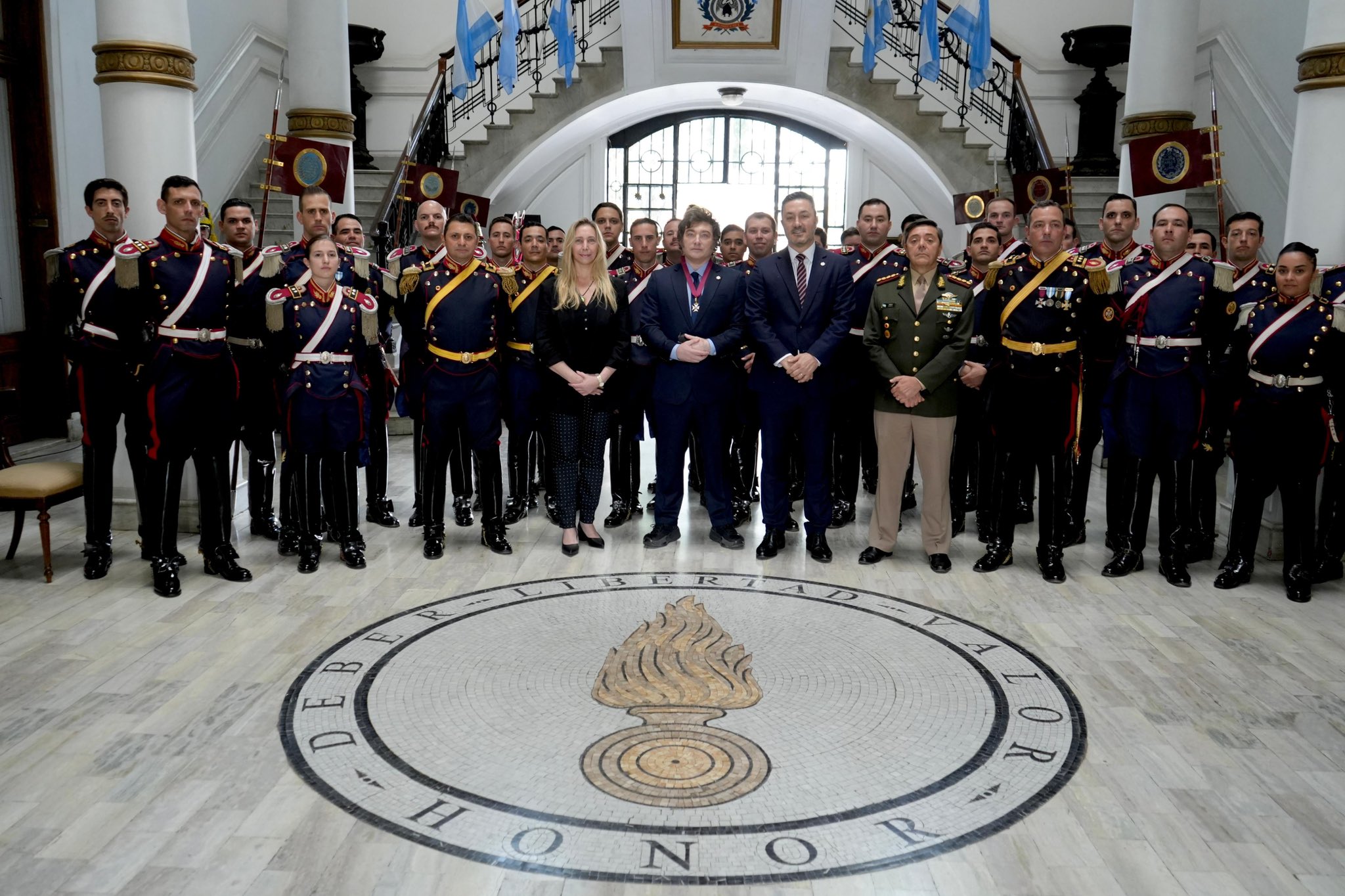 Javier Milei recibió la “Orden Ecuestre Militar de los Caballeros Granaderos de los Andes”