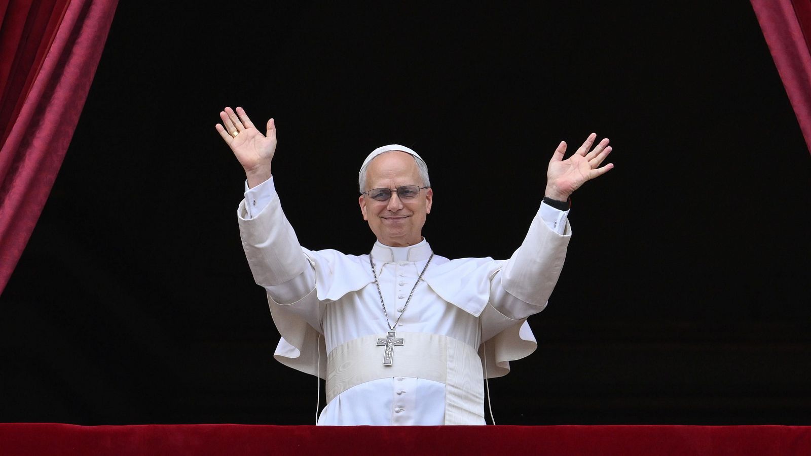 León XIV asumió el papado con un llamado a “construir un mundo donde reine la paz”