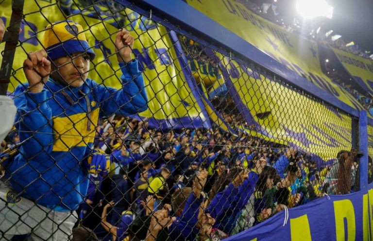 Fútbol: ¡Arde Boca! La Bombonera explotó contra Riquelme y el Consejo de Fútbol