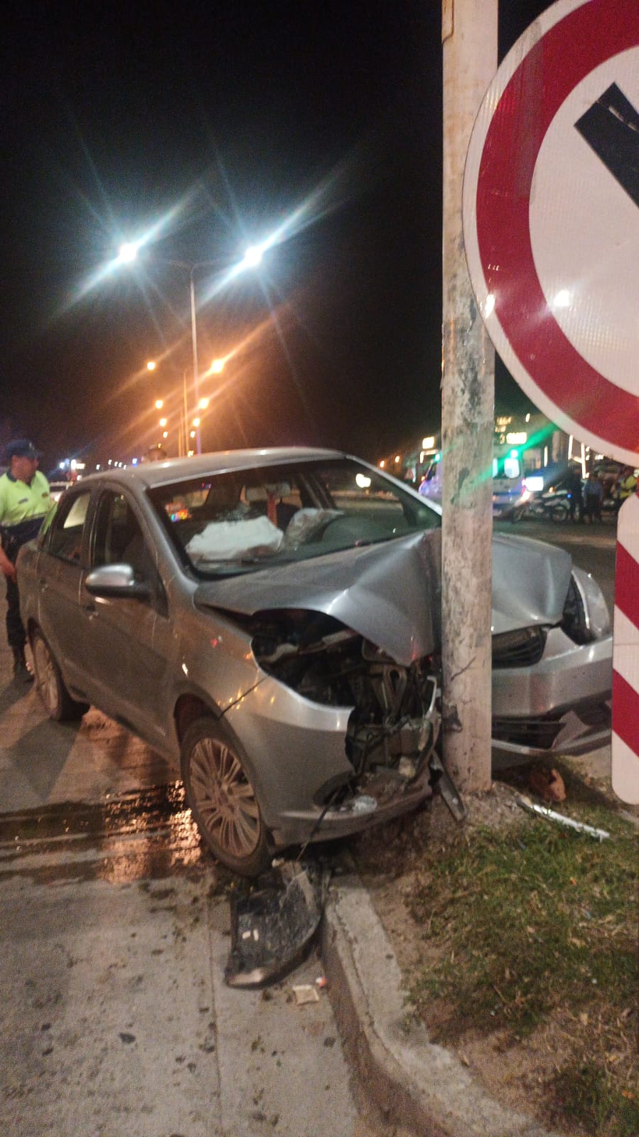 Santa Rosa: un auto se incrustó contra una columna, hay una persona con heridas