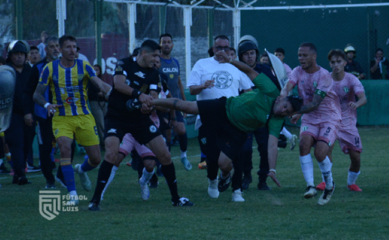 Fútbol: el clásico puntano se suspendió a poco del final cuando igualaban 1 a 1 por el Federal “A”