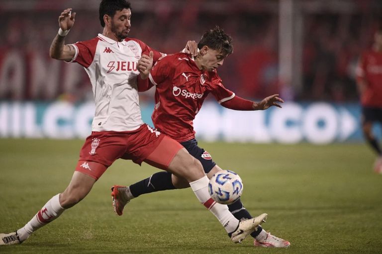 Fútbol: Huracán avanzó a la final del Torneo Apertura 2025 tras vencer a Independiente por penales
