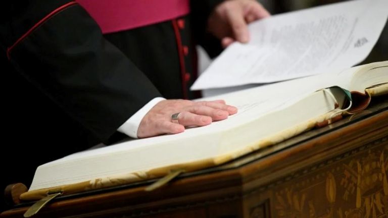 Vaticano: juraron los funcionarios y oficiales del Cónclave que elegirá al nuevo Papa