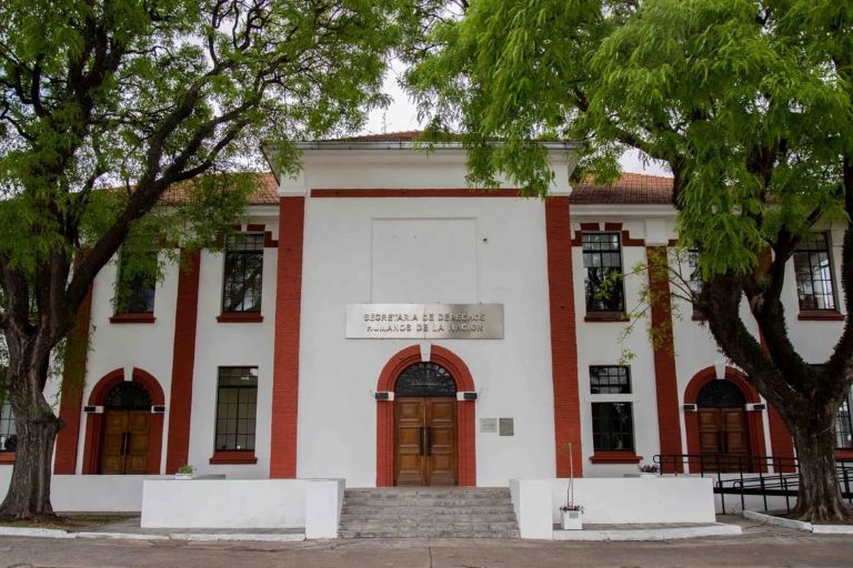 El Gobierno degradó la secretaría de Derechos Humanos a subsecretaría y anunció recortes del 30% del personal