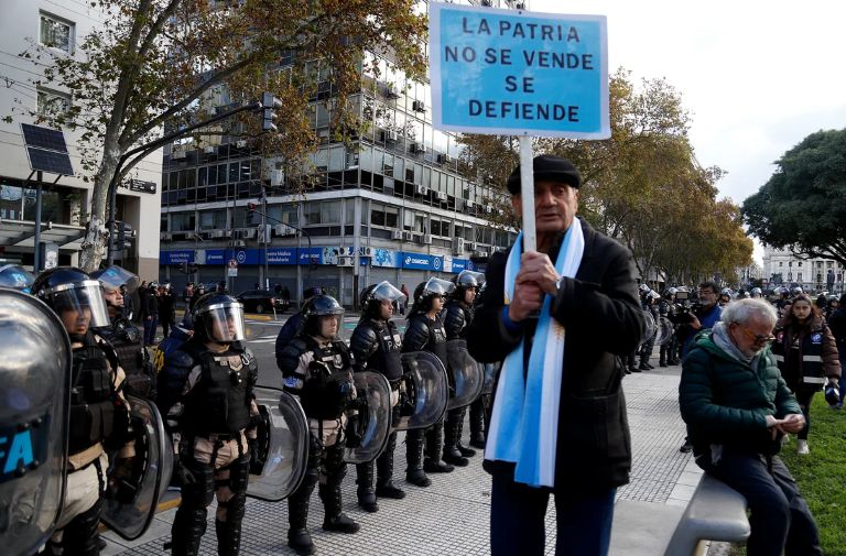 CABA: tensión y gases lacrimógenos contra los jubilados en un nuevo operativo de seguridad en el Congreso