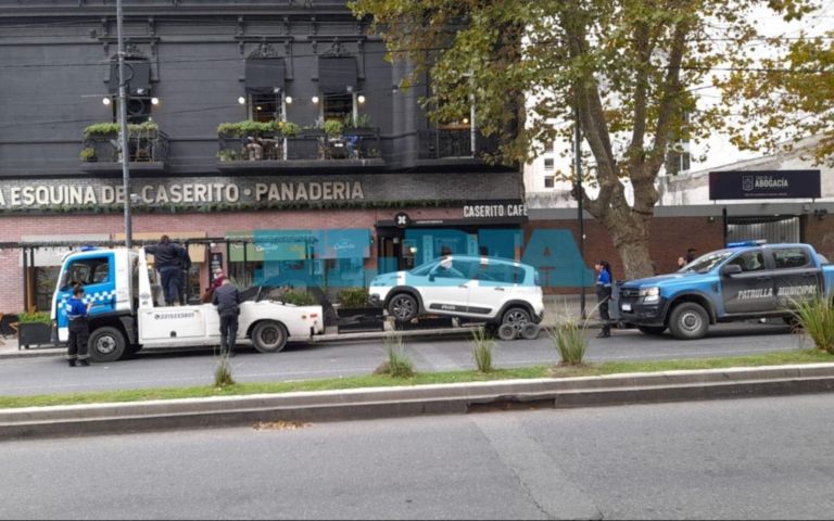 La Plata: una mujer se atrincheró arriba de una grúa para evitar que se lleven su auto