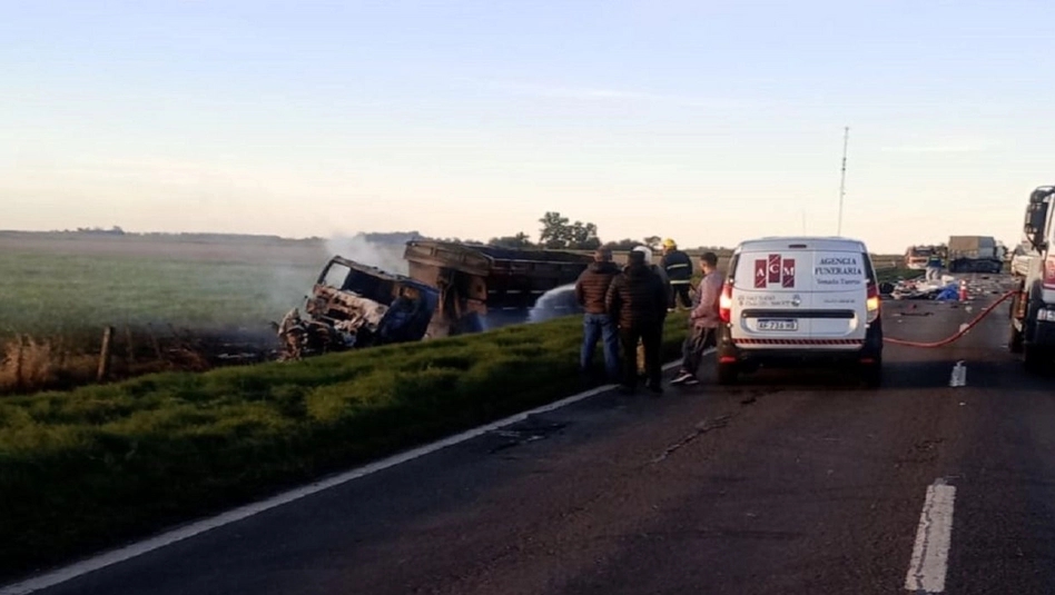Tragedia en la ruta 33: murieron un médico y un chofer tras un choque entre una ambulancia y un camión
