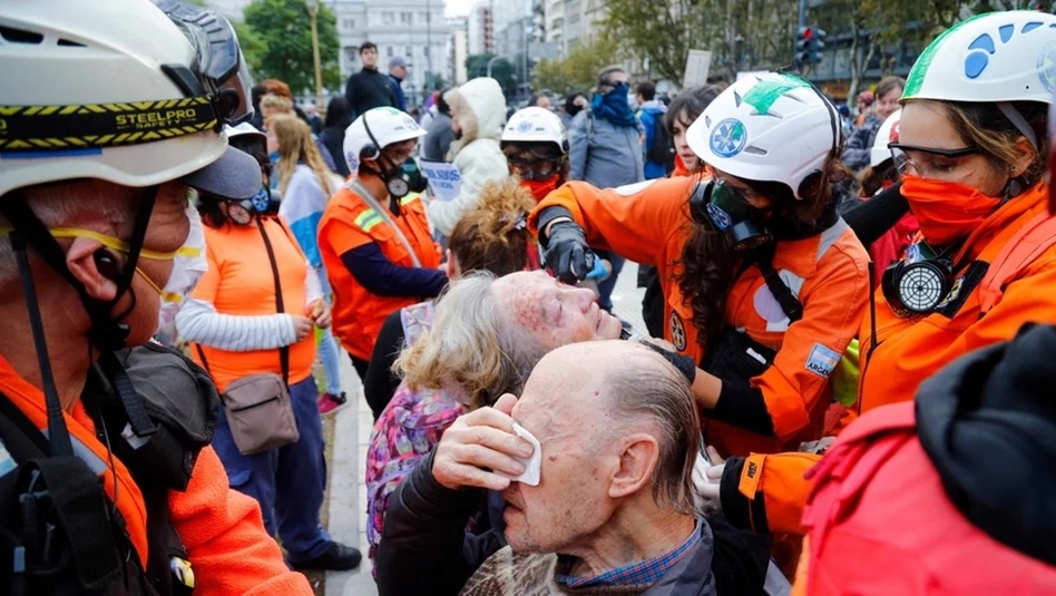 Nuevos episodios de violencia policial durante protesta de jubilados frente al Congreso