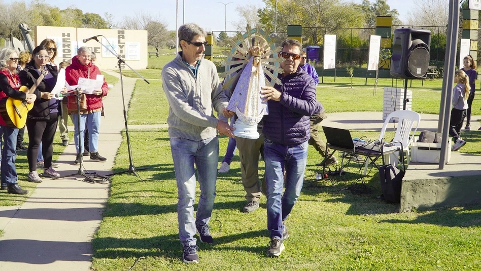 Emotiva llegada de la “Virgen Malvinera” a Eduardo Castex: símbolo de memoria y unidad