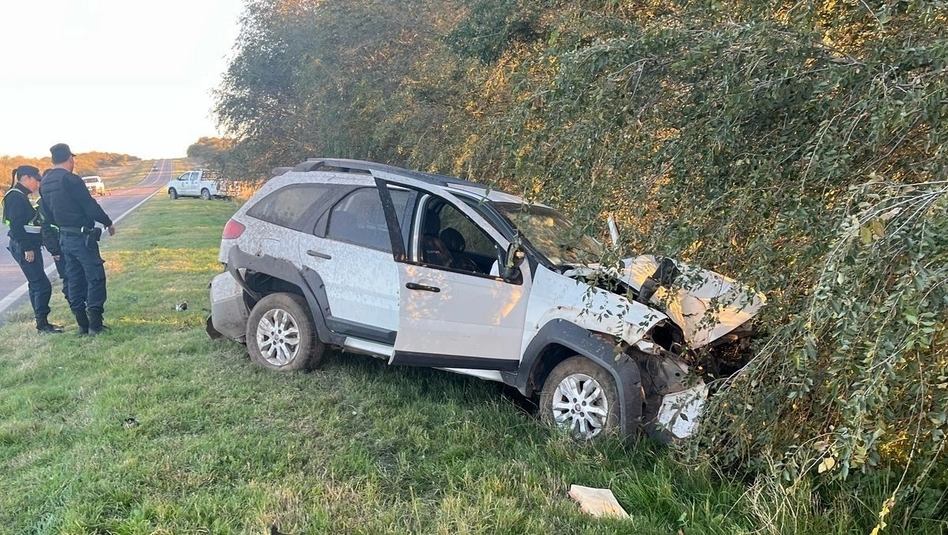 Toay: esquivaron un animal en la ruta 35 y terminaron chocando contra un árbol