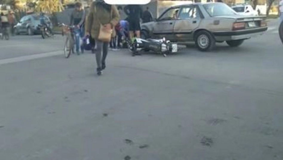 Un policía motorizado fue embestido por un auto en la zona norte de Santa Rosa
