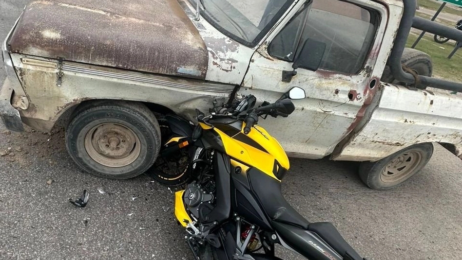 Santa Rosa: choque entre moto y camioneta
