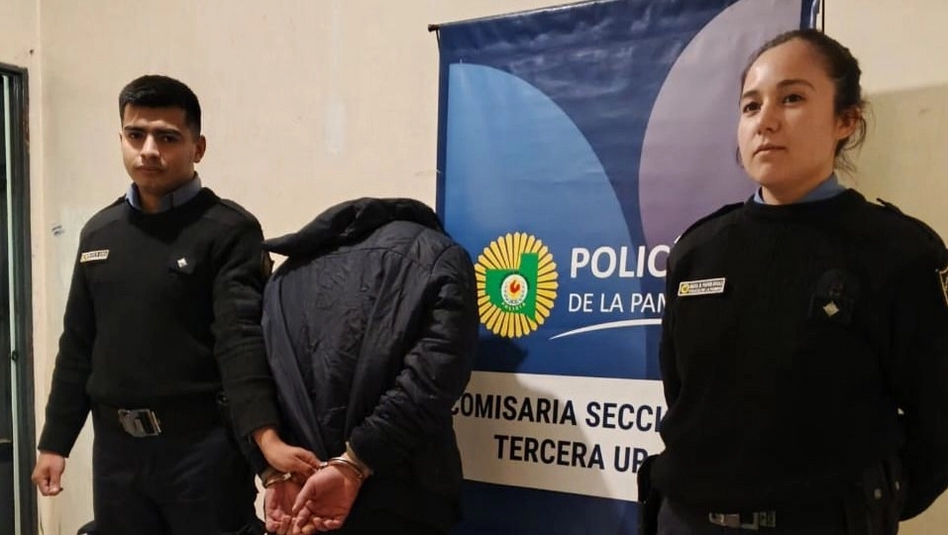 Lo atraparon robando una cartera y tenía pedido de detención por otra causa