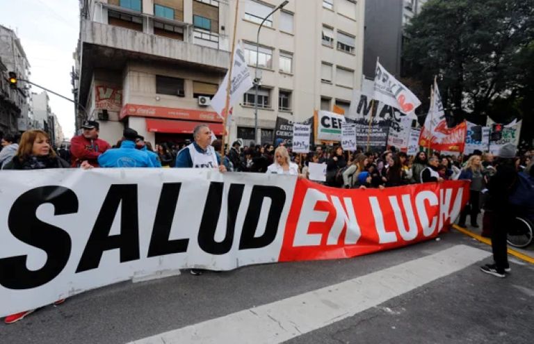 “Encima de pagarte muy poco, tratan de ensuciarte”, los trabajadores del Garrahan apuntan contra el Gobierno