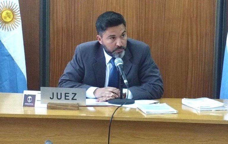Un año y dos meses de prisión por amenazas agravadas por el uso de arma, daño simple, agresión con arma y violación de domicilio