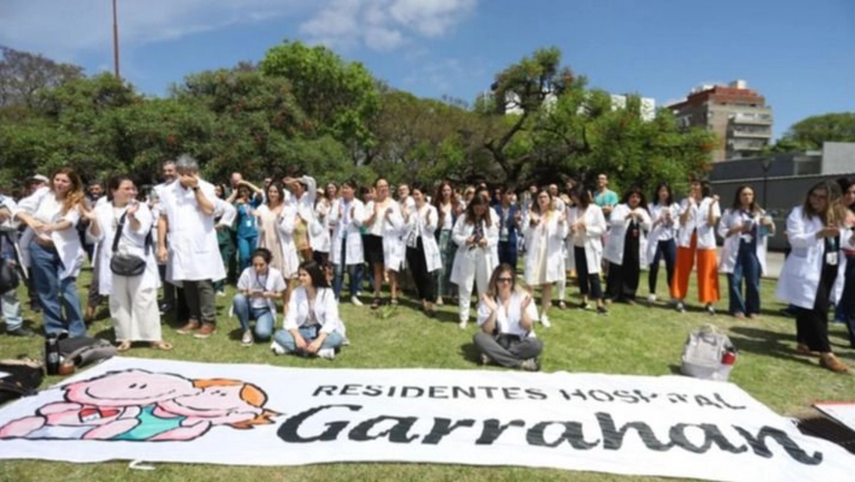 Residentes del Garrahan desmintieron el anuncio de aumento salarial: “No recibimos ninguna propuesta oficial”