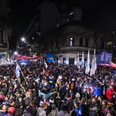 Vigilia masiva en apoyo a Cristina frente a su casa