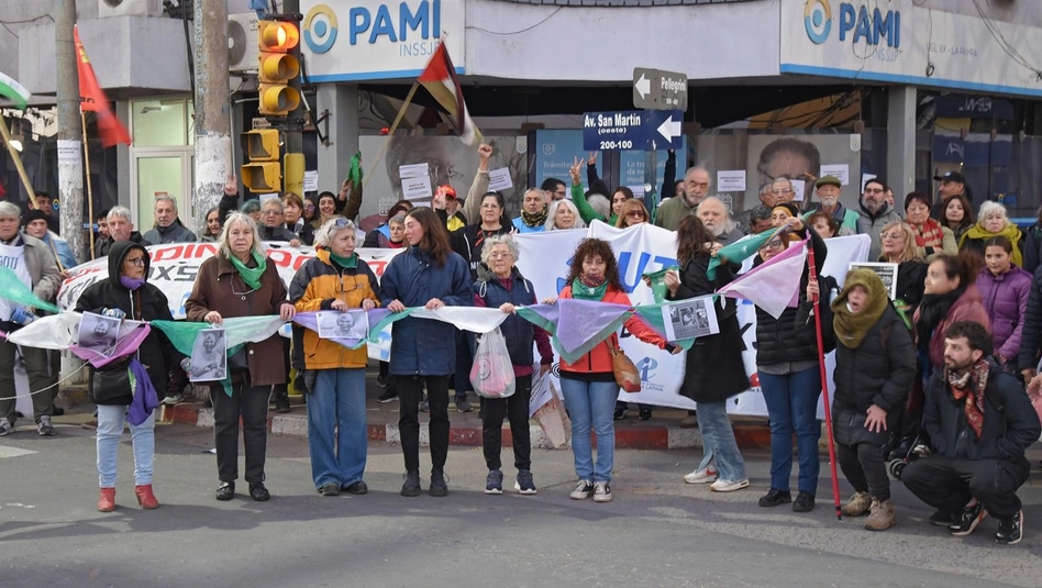 Jubilados marcharon en Santa Rosa en defensa de Cristina y la democracia