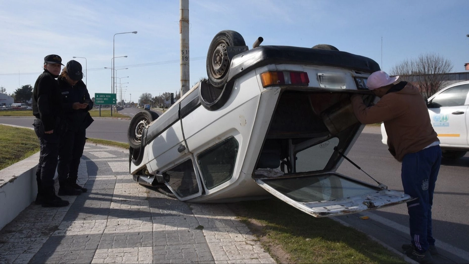 Volcó un Fiat 147 en la Rotonda de los Cañones: no tenía licencia ni seguro