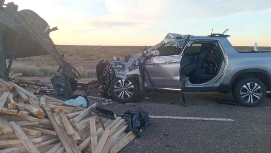 Murió un conductor tras chocar con carga de camión en la Ruta 6 cerca de Casa de Piedra