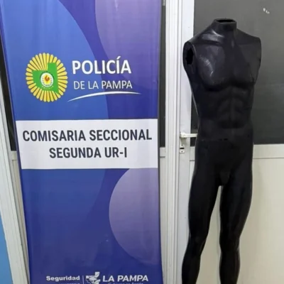 Santa Rosa: rompió la vidriera y se llevó un maniquí con ropa
