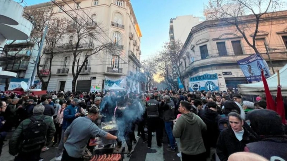 La militancia comienza a concentrarse en la casa de Cristina antes de la movilización a Plaza de Mayo