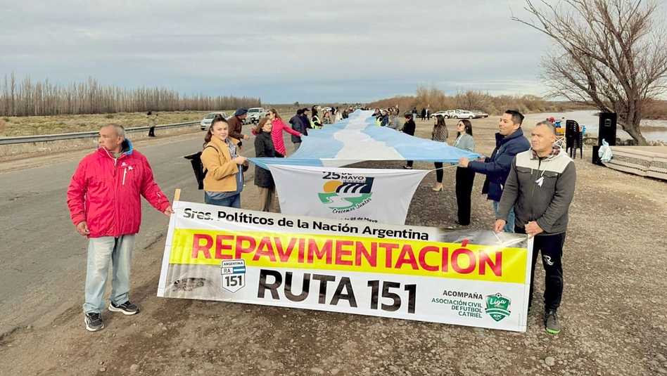 Vecinos de 25 de Mayo reclamaron por el estado de la Ruta 151 con un “banderazo”