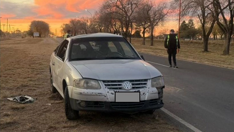 Victorica: se distrajo al saludar a un peatón y volcó su auto