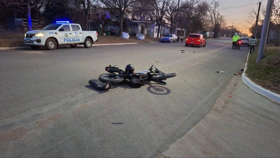 Una moto chocó contra un auto en la zona urbana de Anguil