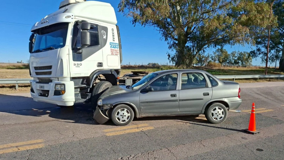 Cuatro hospitalizados tras un choque entre un auto y un camión en Anguil
