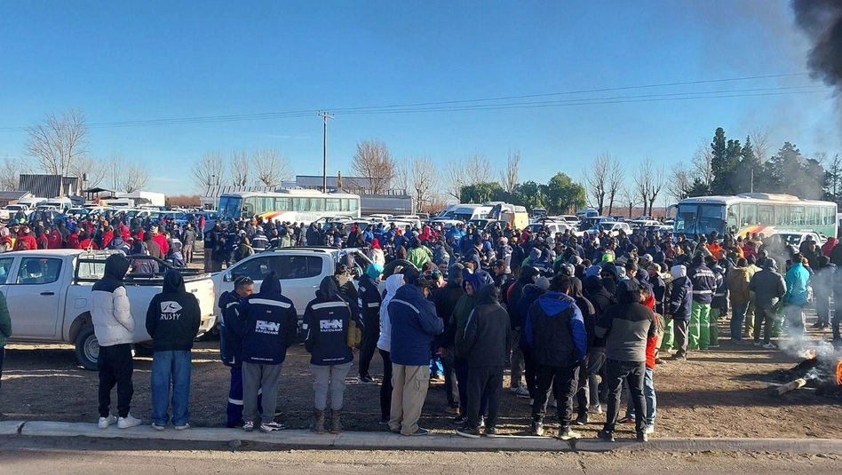 Una pueblada en 25 de Mayo frenó las suspensiones en la empresa PCR