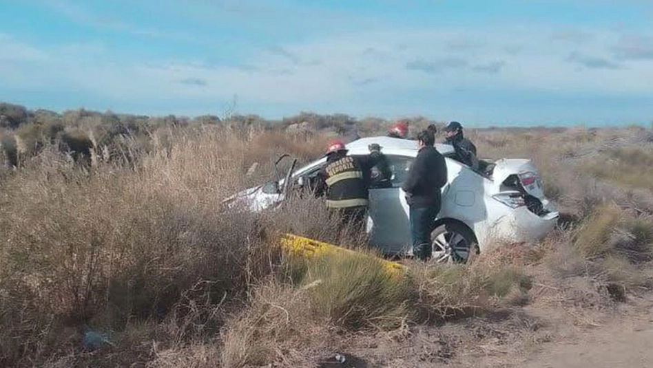 Volcó en Bowen y pasó más de doce horas atrapado entre los hierros