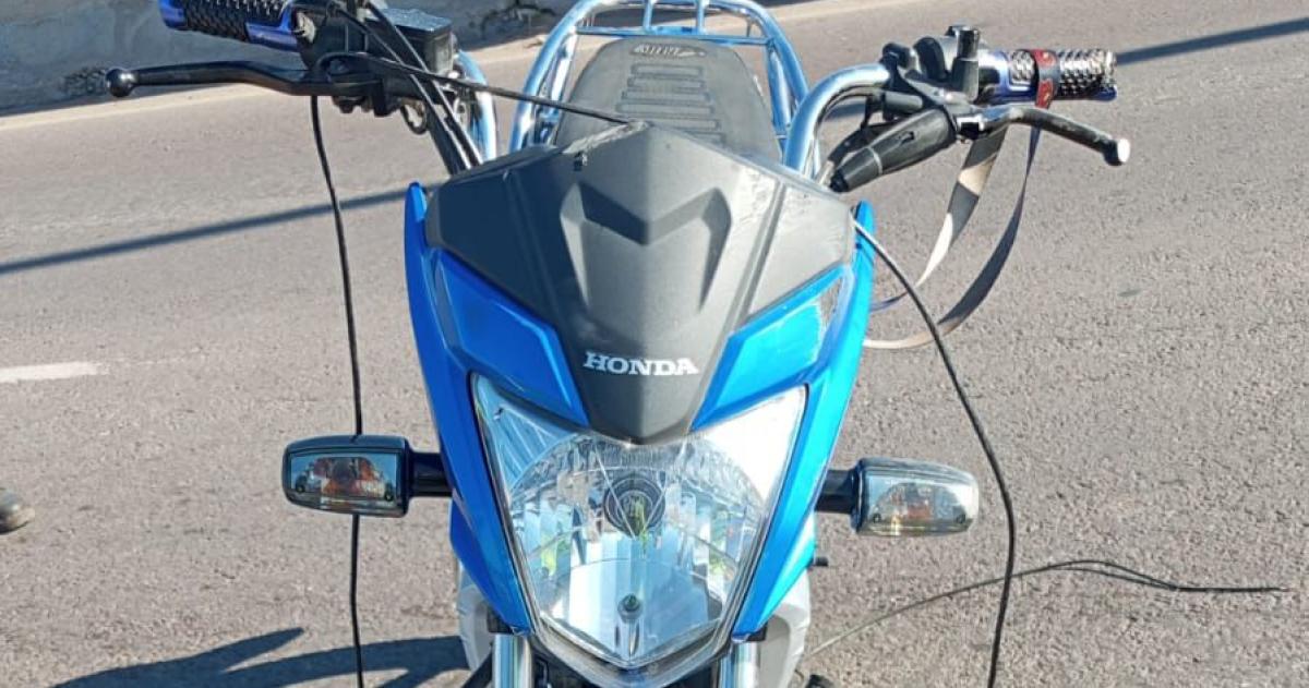 Santa Rosa: iba en moto, se enredó con un cable que estaba en la calle y sufrió lesiones