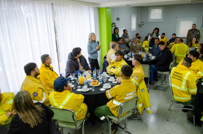 La vicegobernadora Mayoral y los diputados provinciales reconocieron a los bomberos