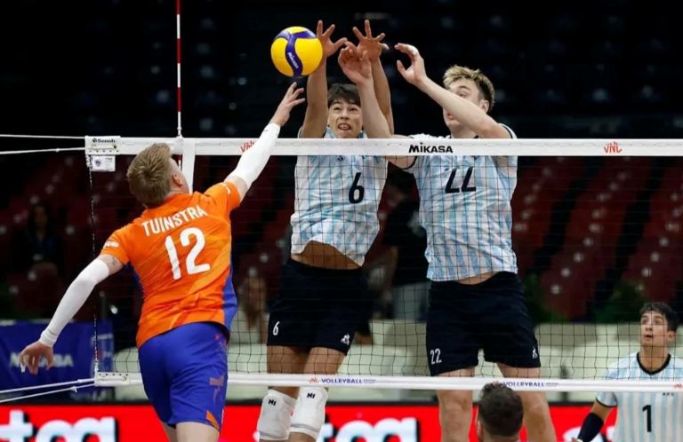 Voleibol: la Selección argentina a paso arrollador, aplastó a Países Bajos en la VNL