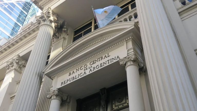 Récord de morosidad en tarjetas, préstamos y cheques: alerta del Banco Central por la cadena de pagos