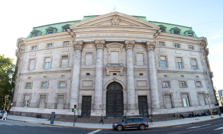 La “motosierra” de Javier Milei llega al Banco Nación y anuncian el cierre de 60 sucursales en todo el país