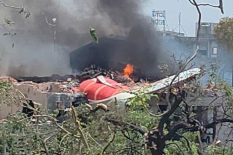 India: tragedia aérea al estrellarse un avión con 242 personas a bordo